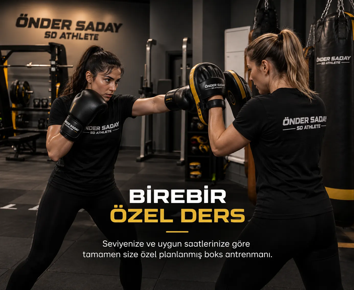 Kadınlara özel birebir boks dersi, antrenör lapa tutarken
