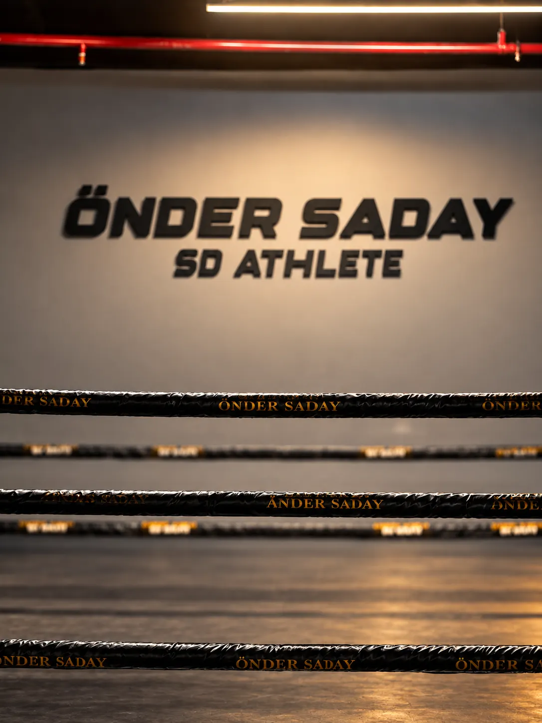 Boks ringi iplerinde Önder Saday SD Athlete yazısı