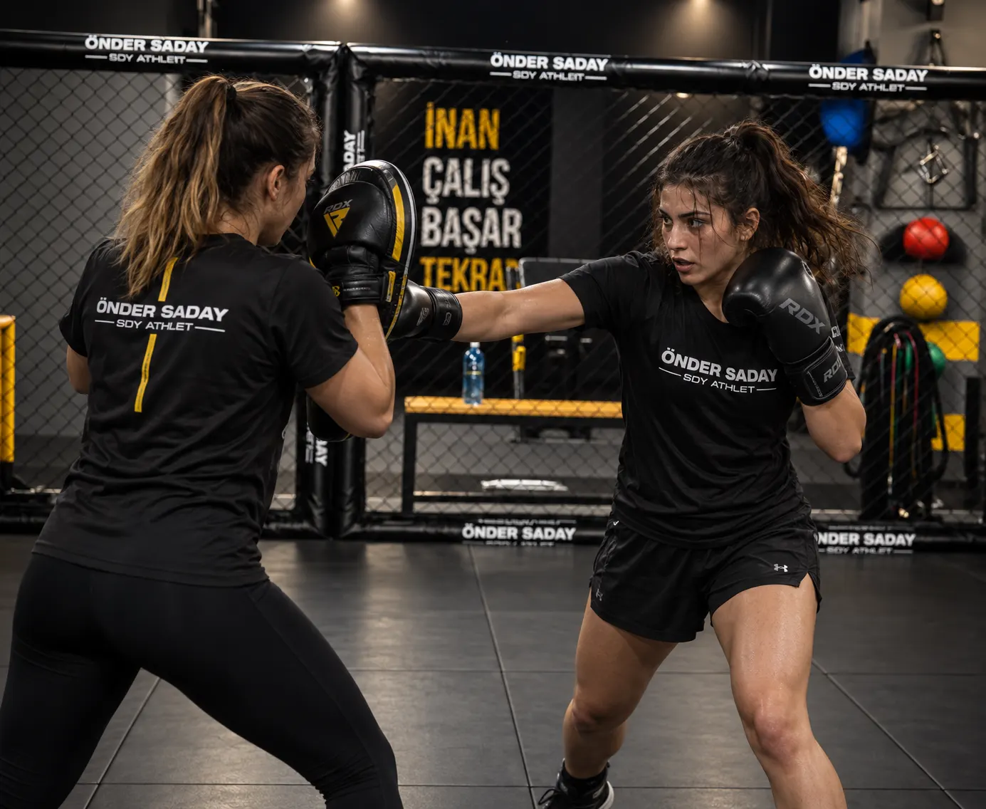 İki kadın sporcu lapa çalışması yapıyor